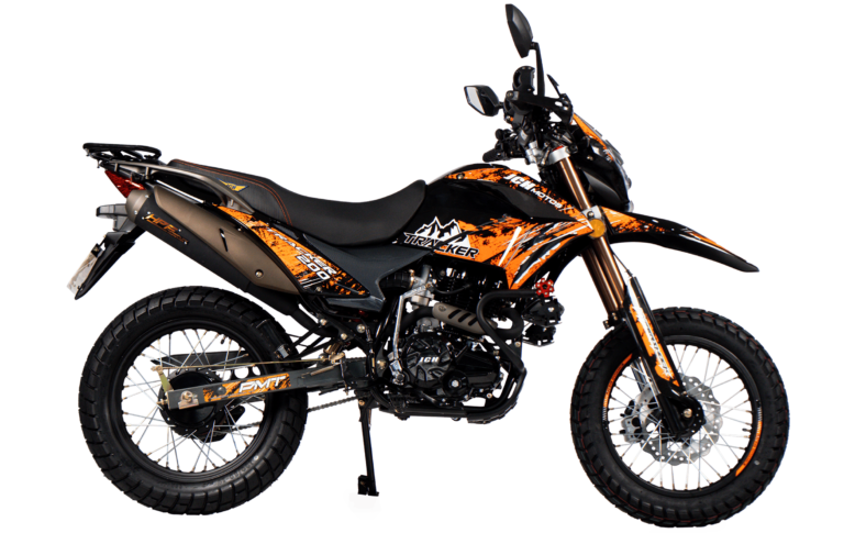 Moto JCH Tracker 200 color naranja con diseño urbano